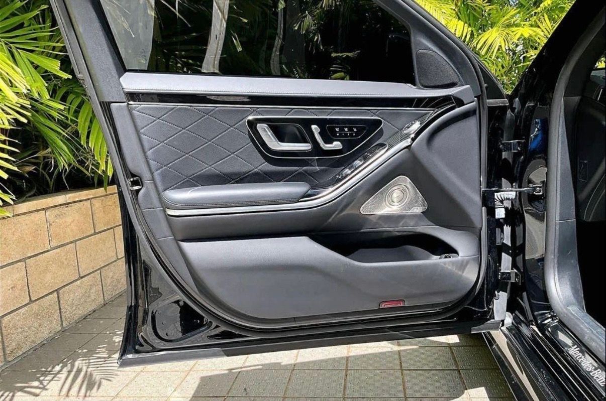 Actual S580 door panel with diamond-quilted leather and Burmester speaker