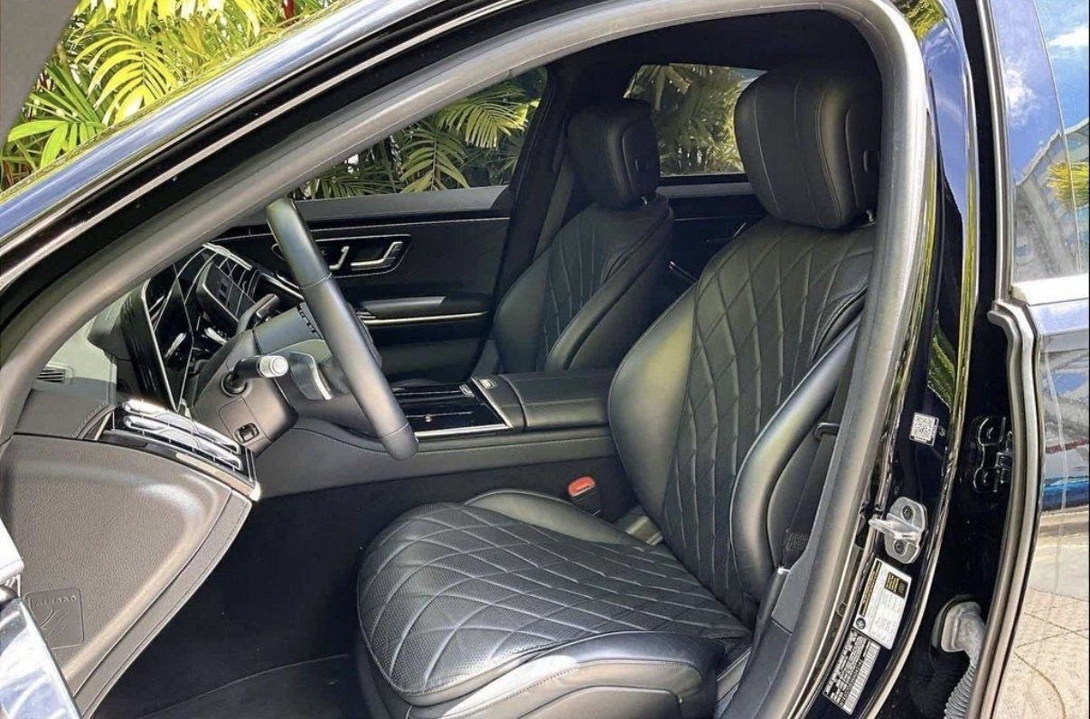 Actual S580 front seats in diamond-quilted black Nappa leather, viewed through open door