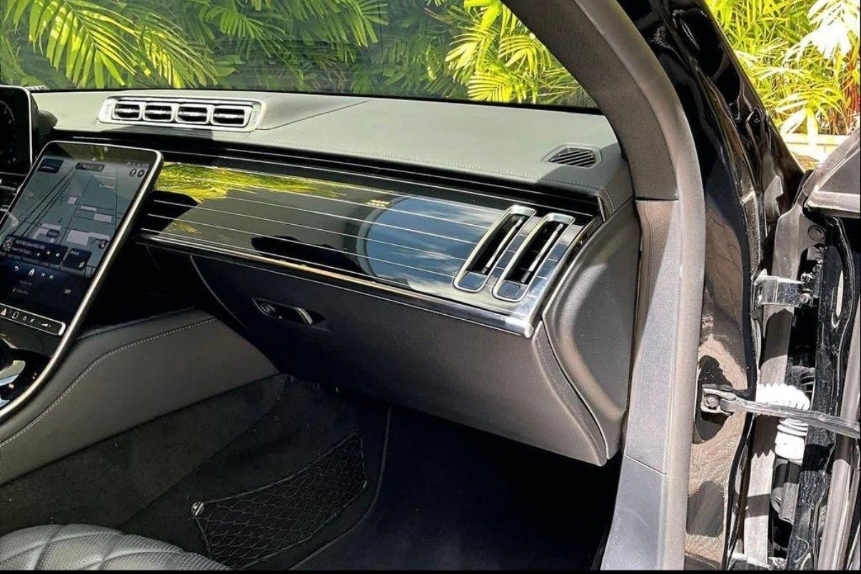 Actual S580 passenger dashboard with piano-black trim and MBUX display